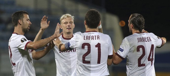 Spoluhráči gratulují Davidu Lafatovi k vyrovnávacímu gólu v Tripolisu