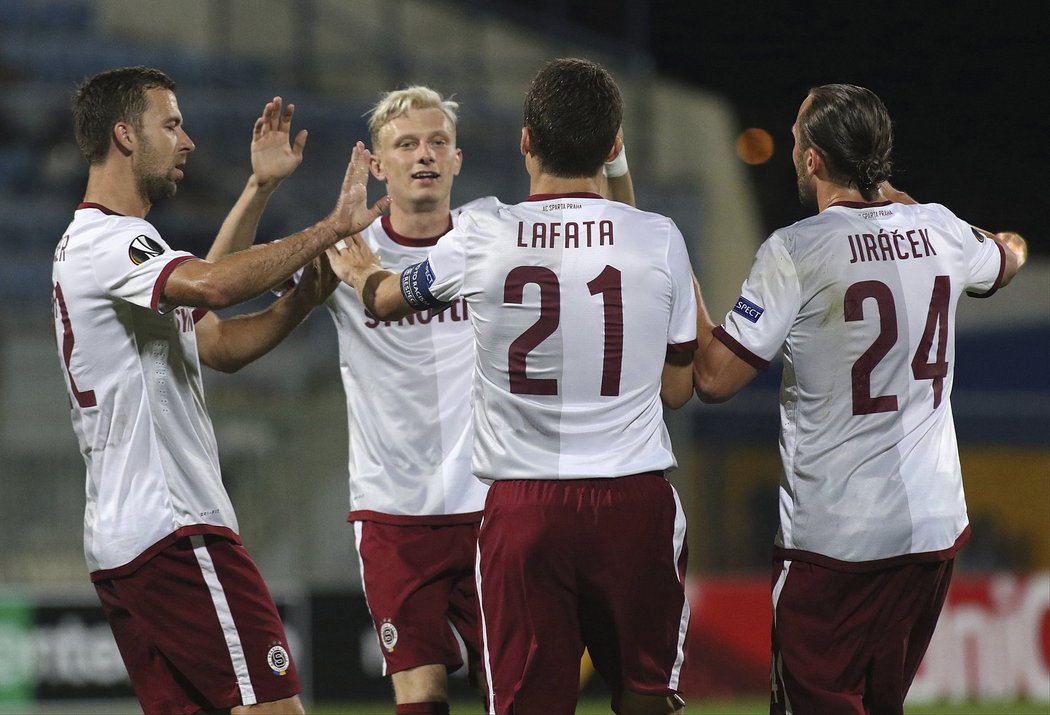 Spoluhráči gratulují Davidu Lafatovi k vyrovnávacímu gólu v Tripolisu