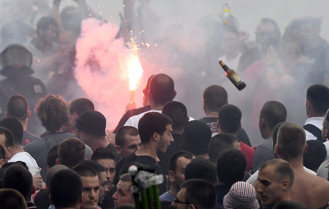 Fanoušci srbského fotbalového klubu Crvena Zvezda Bělehrad před utkáním třetího předkola Evropské ligy se Spartou