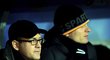 Majitel Sparty Daniel Křetínský (vlevo) a zraněný David Lafata sledují zápas v Bernu, který rozhodl o konci jejich cesty Evropskou ligou