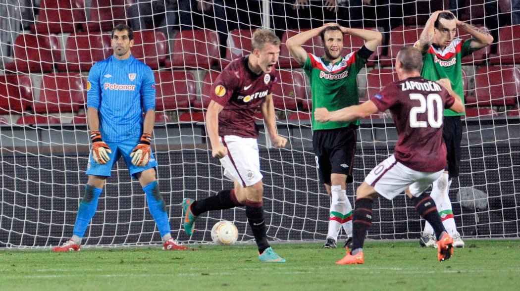 Radost sparťanských střelců Balaje a Zápotočného. Sparta vyhrála v Evropské lize nad Bilbaem