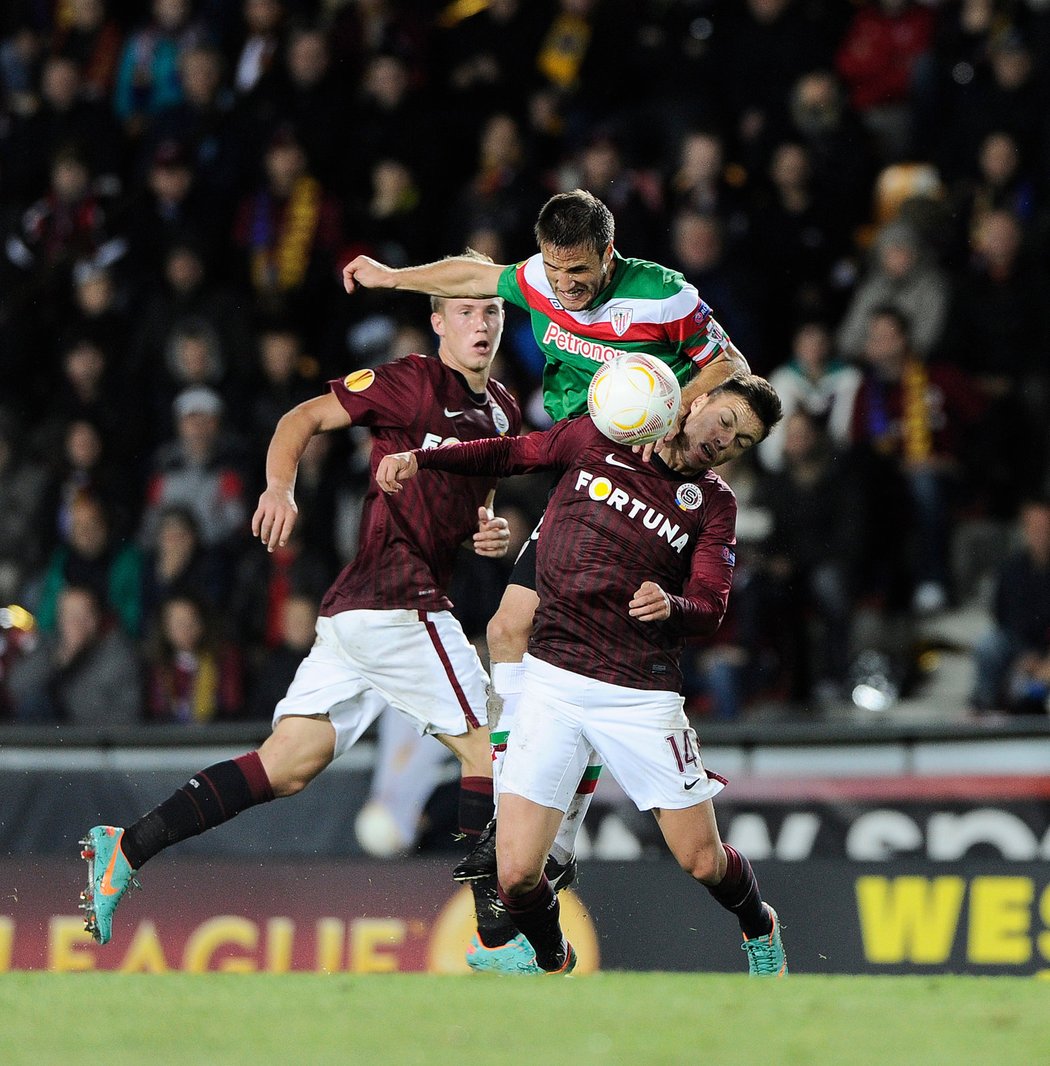 Fotbalista Sparty Václav Kadlec v tvrdém souboji s obranou Bilbaa v zápase Evropské ligy. Sparta vyhrála 3:1.