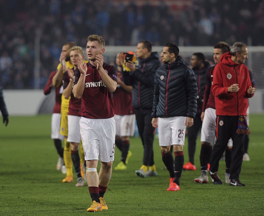 Jakub Brabec děkuje se spoluhráči fanouškům.