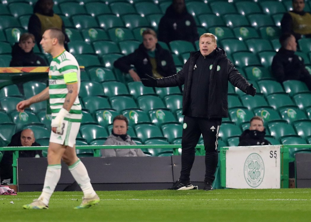 Kouč Celtiku Neil Lennon udílí pokyny svým svěřencům při zápase se Spartou