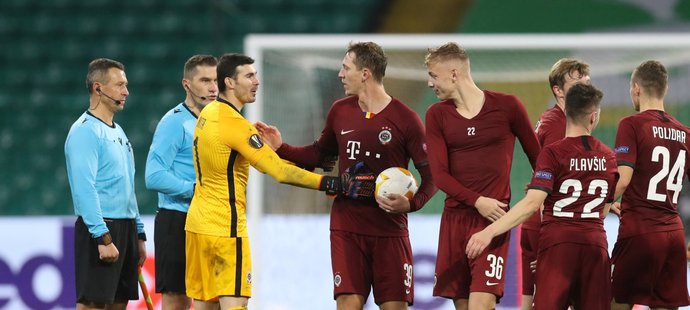 Fotbalisté Sparty po vítězství 4:1 v Evropské lize na hřišti Celtiku