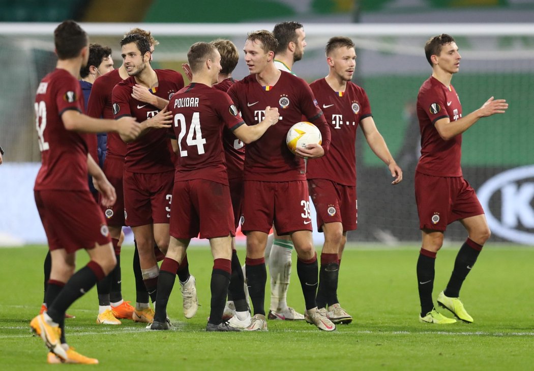 Fotbalisté Sparty po vítězství 4:1 v Evropské lize na hřišti Celtiku