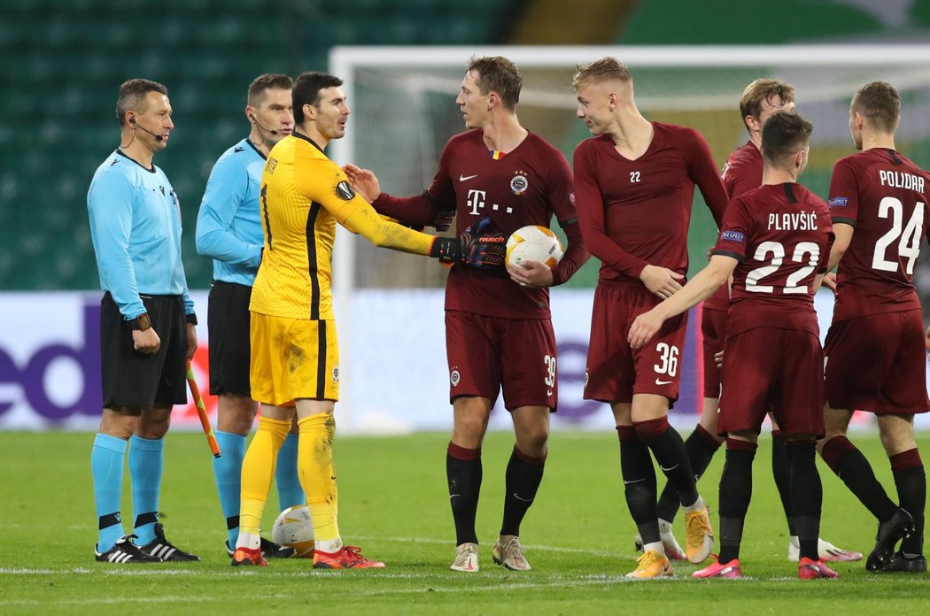 Fotbalisté Sparty po vítězství 4:1 v Evropské lize na hřišti Celtiku