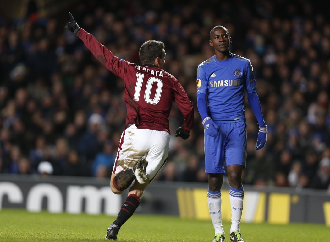 David Lafata vyráží ke své oslavě gólu do sítě Petra Čecha - Sparta se právě ujala vedení 1:0 na hřišti Chelsea