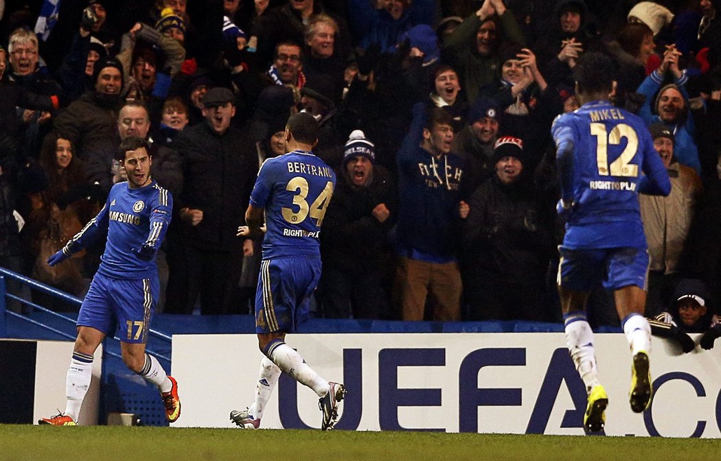 Eden Hazard se raduje z vyrovnávacího gólu proti Spartě, který přinesl Chelsea upachtěný postup