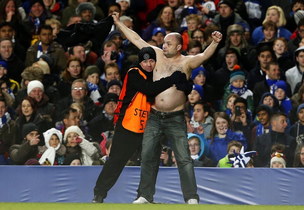 Fanoušek Sparty pronikl na stadionu Stamford Bridge na trávník a svoji chvilku slávy si náramně užil. Podobně jako ostatní fanoušci letenského celku, který hodně znepříjemnil život Chelsea.