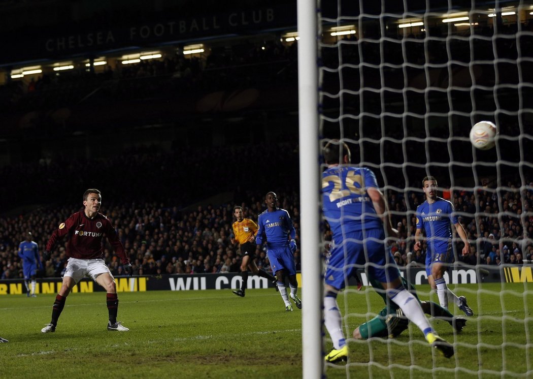 David Lafata překonává Petra Čecha v brance Chelsea a posílá Spartu do vedení 1:0