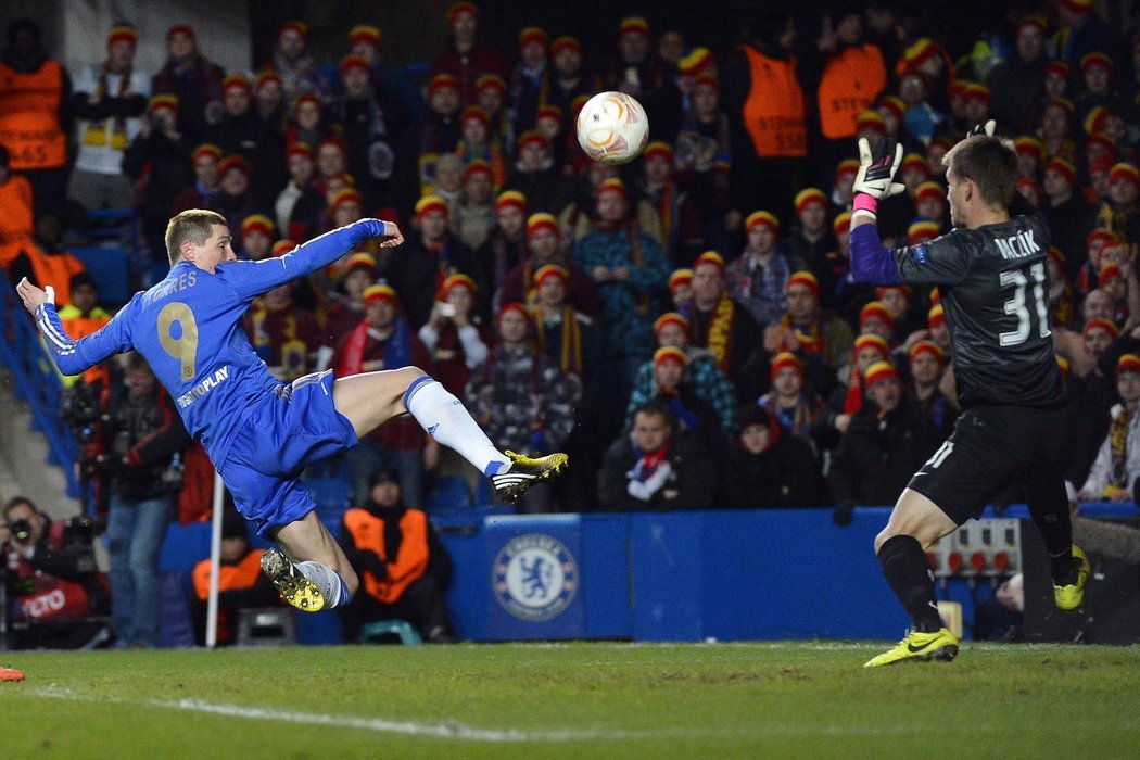 Fernando Torres zakončuje před Tomášem Vaclíkem, jeho střela skončila nad brankou Sparty