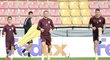 Zaskakující kouč Sparty David  Holoubek sleduje hráče na tréninku před duelem Evropské ligy proti Interu Milán