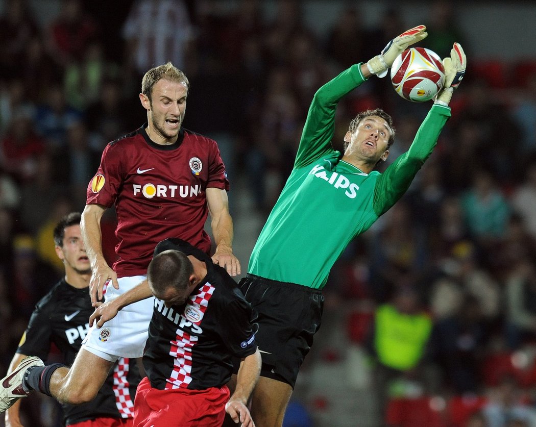 Před Hubníkem likviduje balon gólman Eindhovenu Isaksson