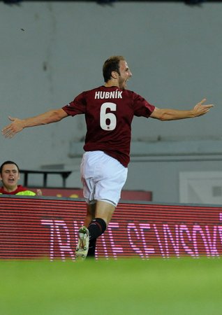 Roman Hubník se raduje z vedoucího gólu proti Eindhovenu