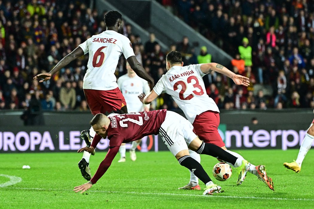Lukáš Haraslín v souboji s obranou Galatasaray