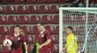 Zklamaní hráči Sparty loví míč z branky poté, co dostali gól od švédského Häckenu