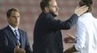 Kouč Interu Frank de Boer jde gratulovat trenérovi Sparty Davidu Holoubkovi po zápase v Evropské lize