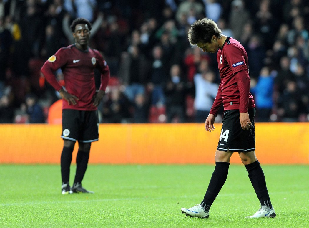 Smutný Václav Kadlec po konci zápasu v Kodani, přihlíží Bony Wilfried