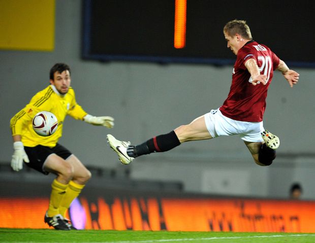Juraj Kucka zvyšuje na 2:1 pro Spartu, lausannský gólman Favre jen přihlíží Juraj Kucka zvyšuje na 2:1 pro Spartu, lausannský gólman Favre jen přihlíží
