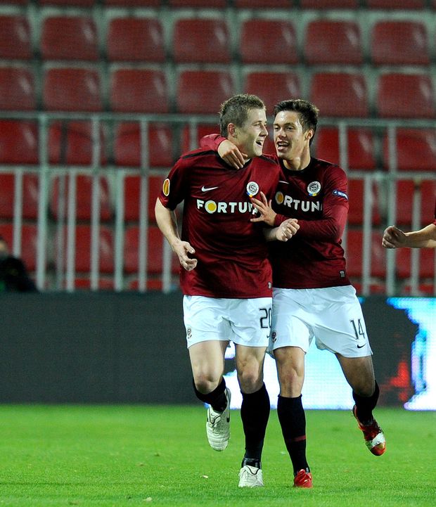 Juraj Kucka (vlevo) s Václavem Kadlecem slaví svůj gól proti Lausanne Juraj Kucka (vlevo) s Václavem Kadlecem slaví svůj gól proti Lausanne
