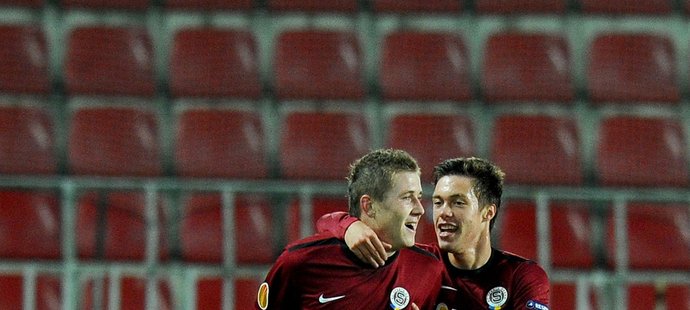 Juraj Kucka (vlevo) s Václavem Kadlecem slaví svůj gól proti Lausanne