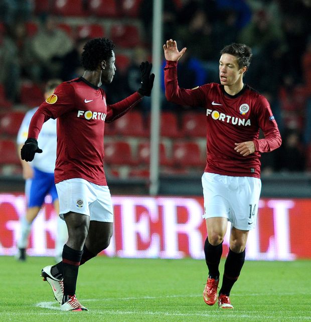 Uf, je vyrovnáno: střelec Bony Wilfried (vlevo) s Václavem Kadlecem Uf, je vyrovnáno: střelec Bony Wilfried (vlevo) s Václavem Kadlecem