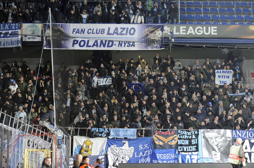 Italské fanoušky při zápase na Letné doplnili i spřátelení ultras z Polska. Teď fanoušci Lazia bouří v ulicích Říma.