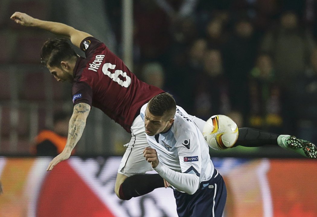 Sergej Milinkovič z Lazia Řím v souboji se sparťanským záložníkem Lukášem Váchou