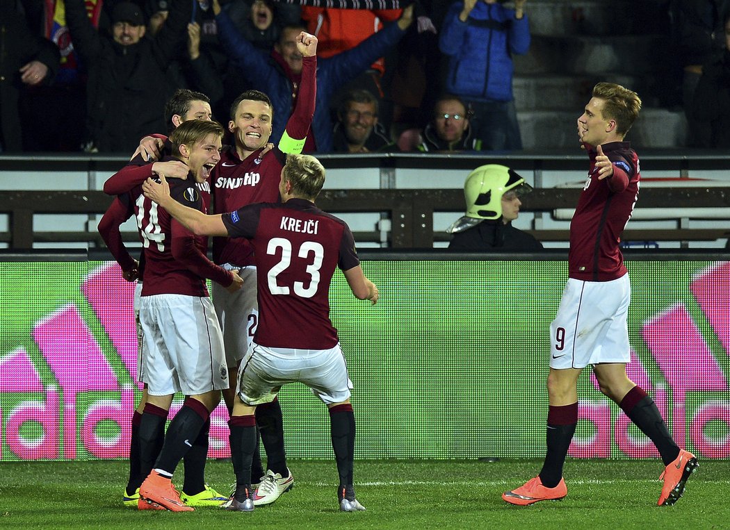 Sparťanští fotbalisté slaví branku do sítě Lazia