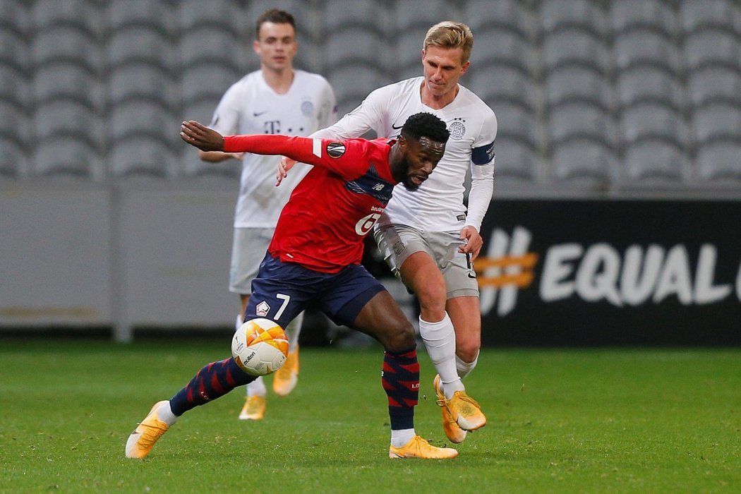Jonathan Bamba z Lille si kryje míč před kapitánem Sparty Bořkem Dočkalem
