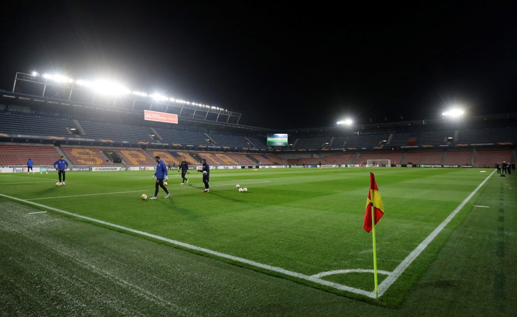 Prázdný stadion Sparty při zápase Evropské ligy proti Lille