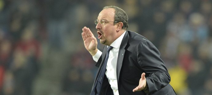 Kouč Neapole Rafael Benítez se čílí během zápasu na Letné