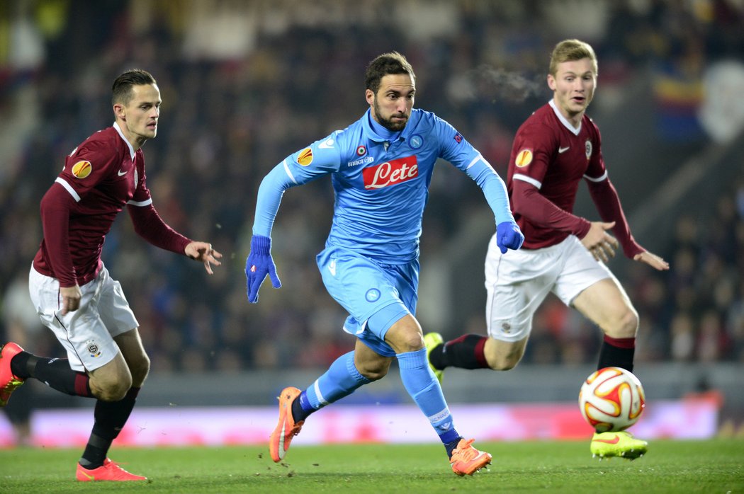 Sparťané Jakub Brabec a Mario Holek stíhají neapolského útočníka Gonzala Higuaína