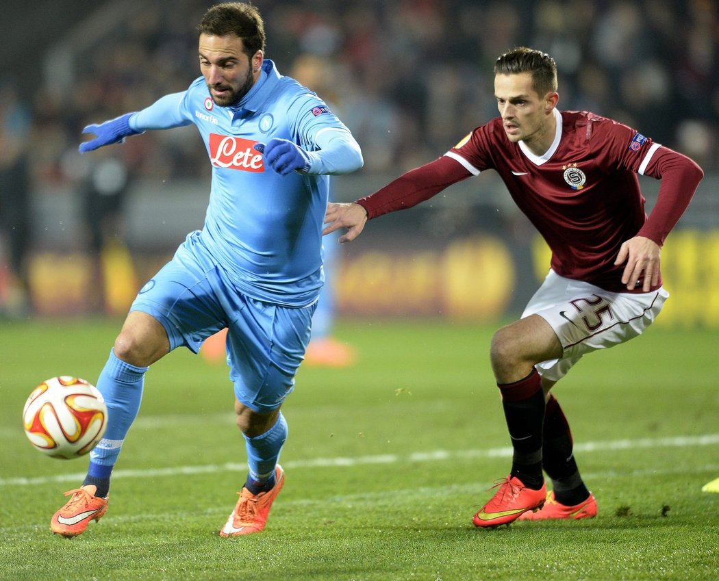 Gonzalo Higuaín si kryje míč před dotírajícim Sparťanem Mario Holkem.