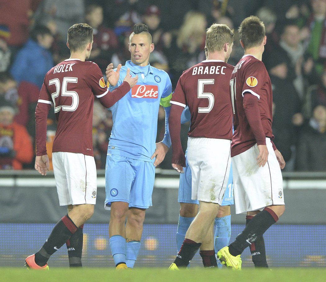 Sparta remizovala s Neapolí 0:0. Mario Holek se po zápase zdraví s Markem Hamšíkem