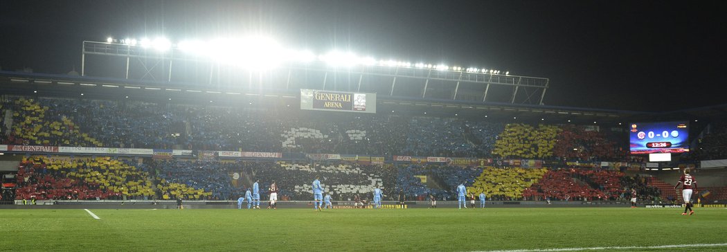 Zaplněné ochozy letenského stadionu při utkání Sparty s Neapolí.