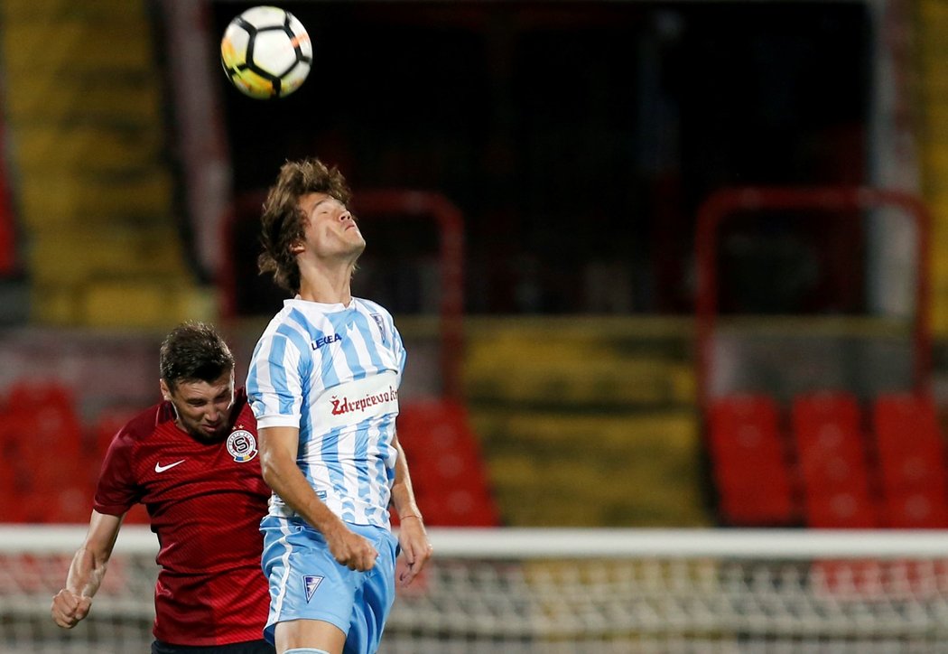 Bojan Čečarič v souboji s Jiřím Kulhánkem v zápase Subotica - Sparta Praha