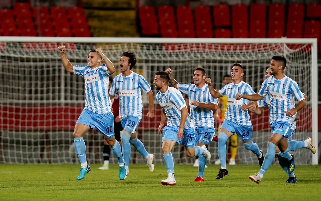 Nemanja Calasan (vlevo) oslavuje společně se svými spoluhráči první branku zápasu Subotica - Sparta Praha