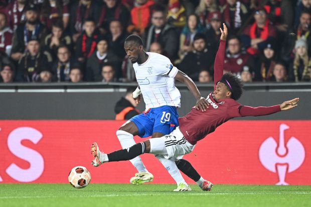 Angelo Preciado se snaží obrat o míč Abdallaha Simu z Rangers Angelo Preciado se snaží obrat o míč Abdallaha Simu z Rangers