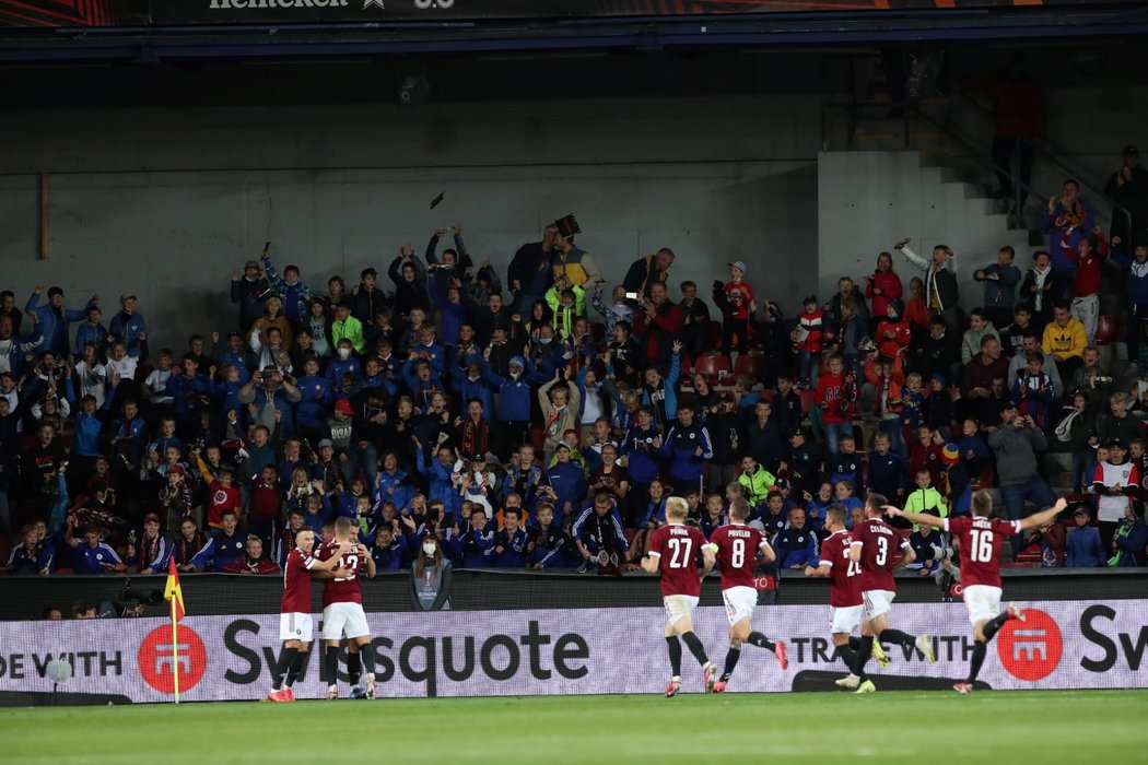 Fotbalisté Sparty oslavují gól Dávida Hancka proti Rangers v Evropské lize
