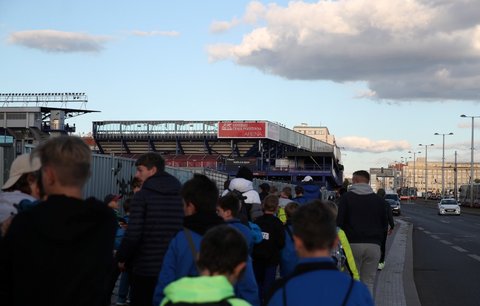 Dětští fanoušci přicházejí na utkání Evropské ligy Sparta - Rangers