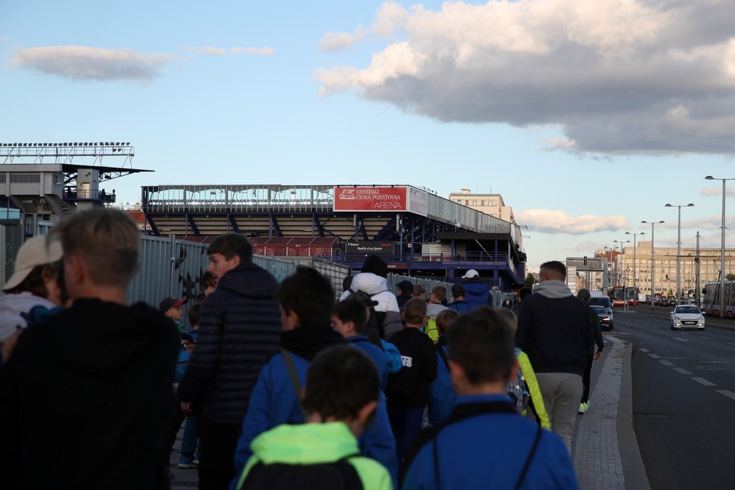 Dětští fanoušci přicházejí na utkání Evropské ligy Sparta - Rangers