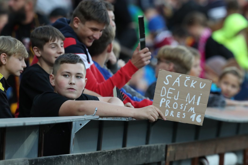 Na utkání mezi Spartou a Rangers mohli pouze dětští fanoušci se svým doprovodem.