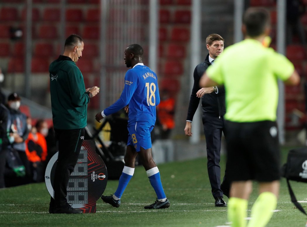 Glen Kamara odchází ze hřiště po vyloučení v zápase se Spartou