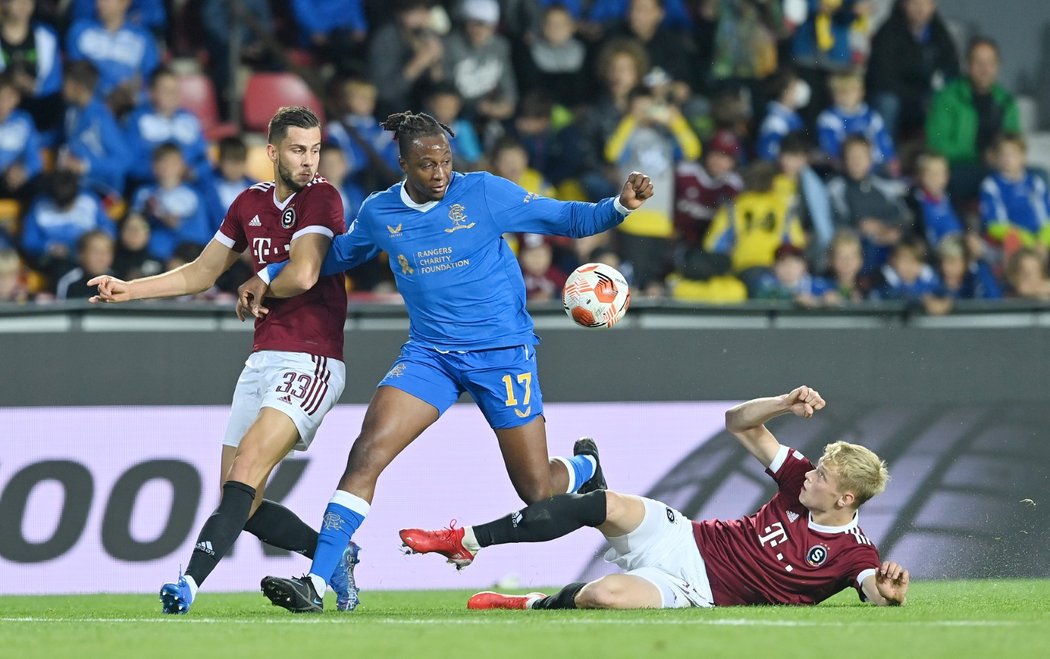 Joe Aribo z Rangers mezi sparťany Dávidem Hanckem a Filipem Panákem