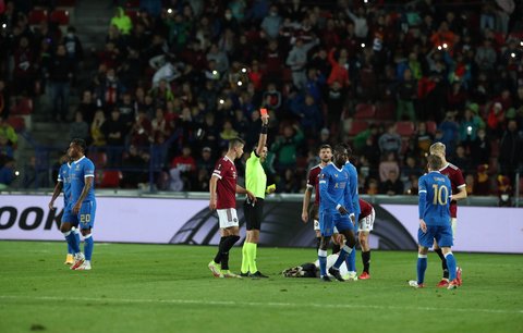 Glen Kamara z Rangers dostává červenou kartu v utkání na Spartě