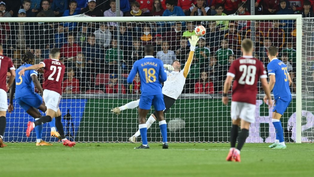 Střelu sparťana Jakuba Peška vytáhl mimo tyče brankář Rangers Allan McGregor