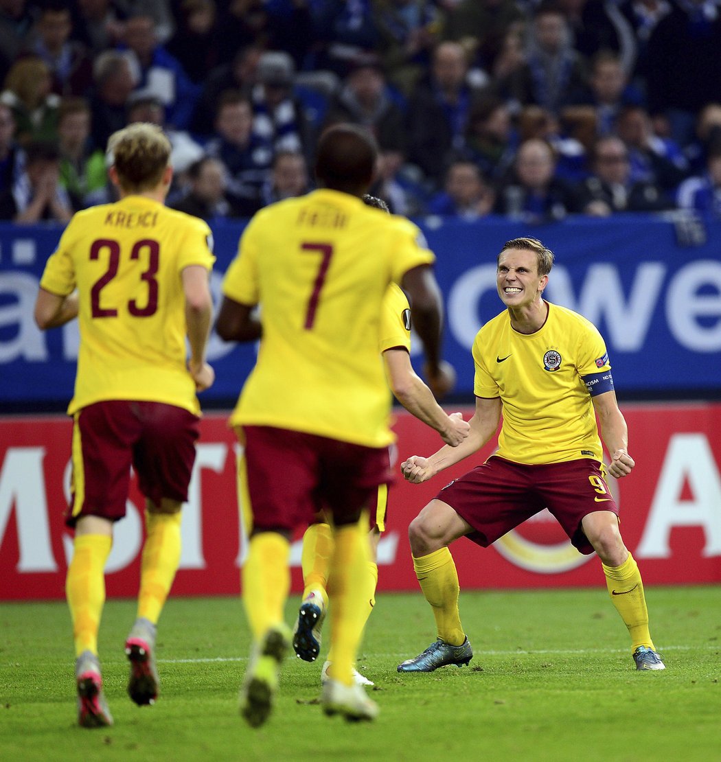 Sparťané se radují z vedoucího gólu Davida Lafaty na hřišti Schalke