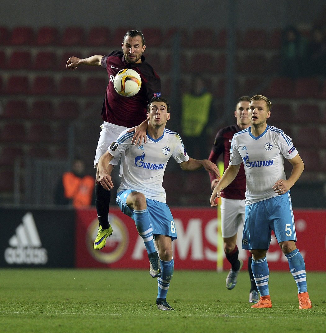 Petr Jiráček (vlevo) v souboji s Leonem Goretzkou.